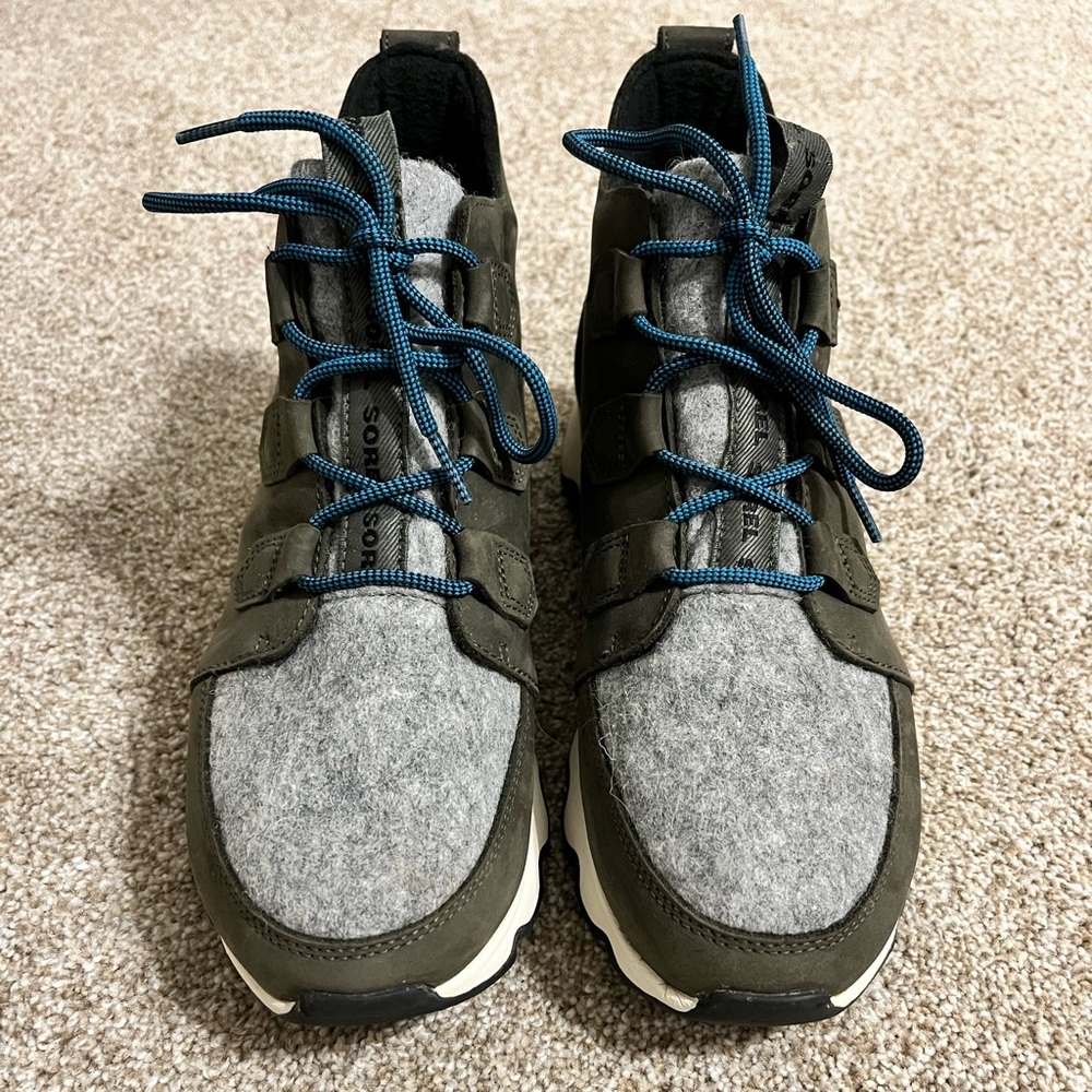 SOREL Kinetic Caribou Waterproof Snow Boots Size 11 (run small!)